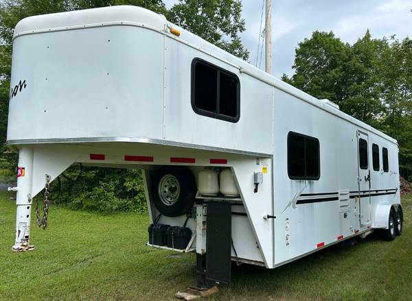 Photo 2007 Bison Trail Express 310 TE , 3 Horse Trailer with Living Quarters $7,000
