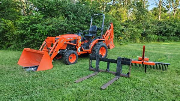 Photo 2019 Kubota B2301 HST Tractor Loader Backhoe with attachments $26,500