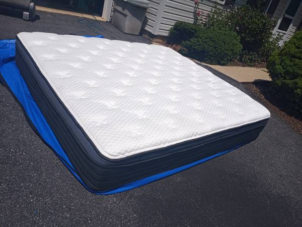 Photo Helix Luxe Midnight cal king mattress-Like NEW $550