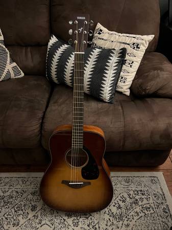 Photo Like new Yamaha acoustic guitar fg800 $210