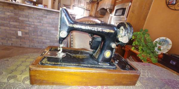 Photo Vintage Singer Sewing Machine $100