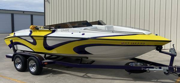 2001 Galaxie Custom Boat 22 $21,995