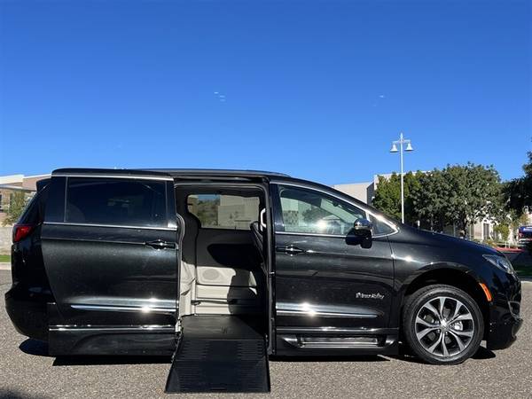 Photo 2017 Chrysler Pacifica Limited Power Side-Entry - $51,900 (BEST BUY - AZ Mobility Center)
