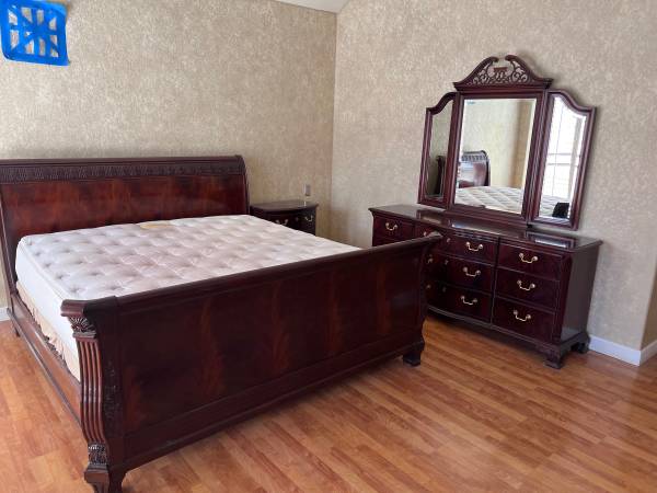 Photo 4 piece Thomasville Mahogany Kingsize Bedroom set $1,000