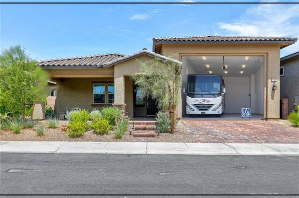 Photo Fabulous Guard-gated 1-story House with 1,000 Sqft 4-car RV Garage $575,999