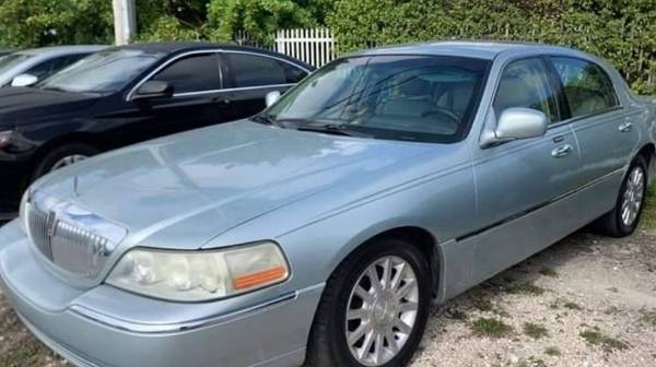 Photo LINCOLN TOWNCAR like SHOWROOM Signature - $9,500 (Las Vegas)
