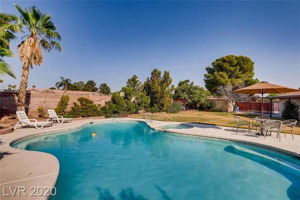 Photo OWNER FINANCING AVAIL. Gorgeous home, CASITA, RV, POOL, just rehabbed $1,288,888