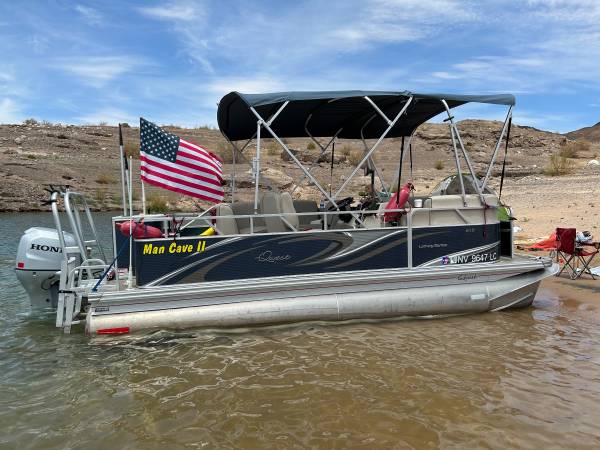 Pontoon boat 18 ft w trailer $28,500