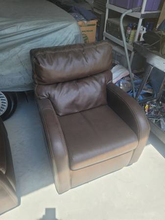 Photo Swivel Rocking chairs from a brand new RV. Can be used in a home or RV $200
