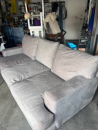 Photo large RC Wiley sofamaster 8 foot couch $250