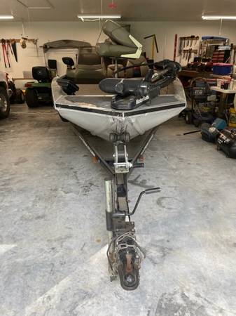 Photo 1999 Bass Tracker w 40hp Outboard $4,900