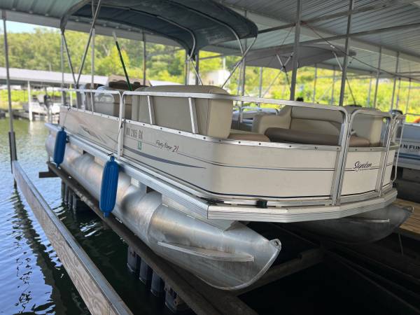 2005 Tracker Party Barge $11,000