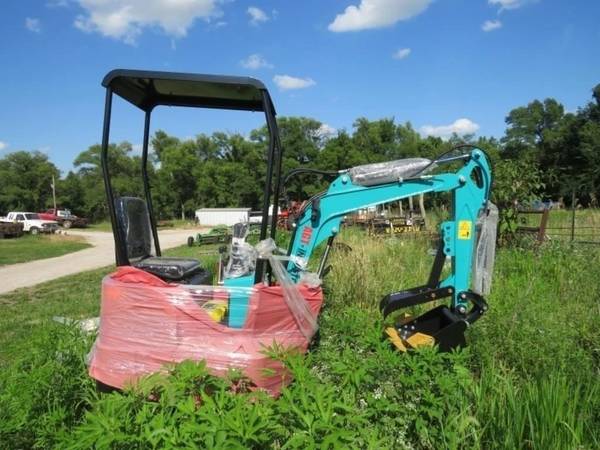 Photo New 1-Ton AGT Industries QH12 Mini Excavator $5,350
