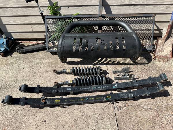 Photo 2016 Toyota Tacoma Front Bumper and Suspension $250