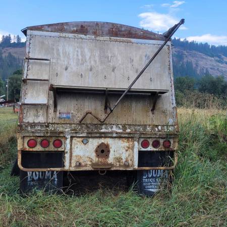 Photo 40 foot grain trailer $8,000