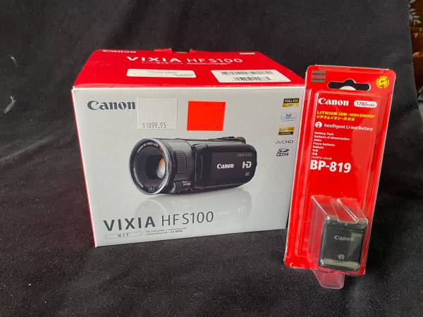 Photo Canon VIXIA HF S100 Camcorder and Spare Extended Batt $275