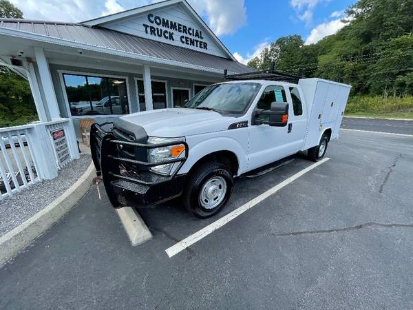 Photo 2015 FORD F350 4WD Utility Truck w Winch, White $31,995