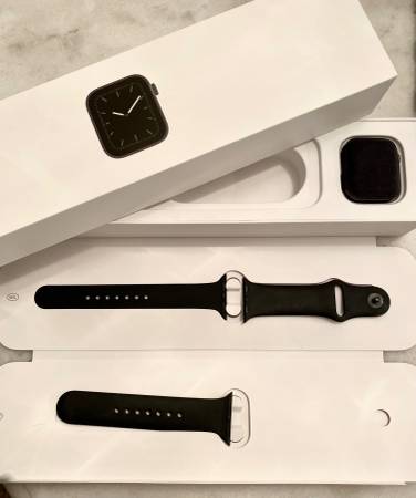 APPLE SERIES 5 WATCH Space Gray Aluminum Case Black Sport Band (40MM) $150
