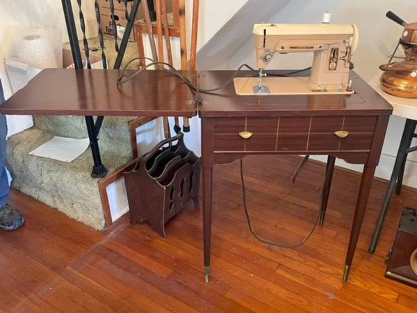 Photo Antique Singer Sewing Machine $100