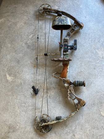 Photo Bass Pro Interceptor XP Compound Bow and Arrows $175