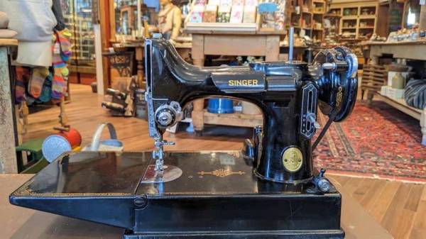 Photo Vintage 1947 Singer Featherweight 221-1 sewing machine $280