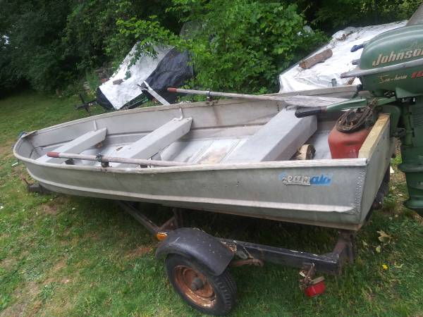 Photo 14 aluminum boat and 10hp Johnson outboard $450
