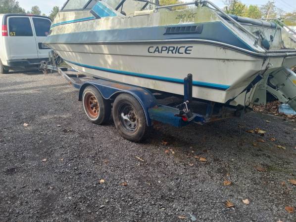 Photo 21 foot boat and tandem axle trailer $400