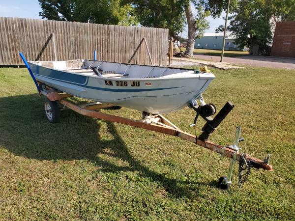 Photo 14 ft aluminum fishing boat with trailer and trolling motor $700