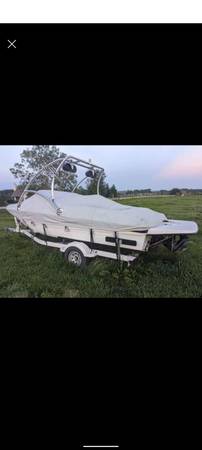 Photo 2004 Bayliner 185 wakeboard boat, tower, speakers, excellent condition $12,000