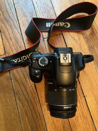 Photo CANON DS 126 EOS REBEL T3 with 18-55mm Zoom Lens $300