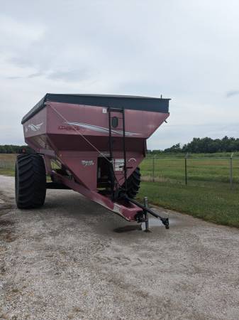 Photo Demco 950 auger wagon $19,500