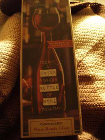 Photo Fun gag gift - Wine glass on bottle - New in box $4