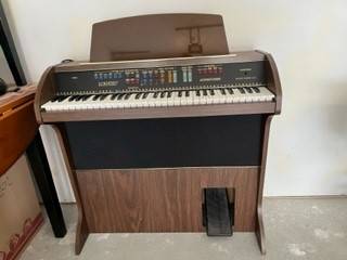 Photo Lowrey Adventurer Organ $150