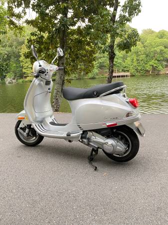 Photo 2009 Vespa scooter 150cc $2,950