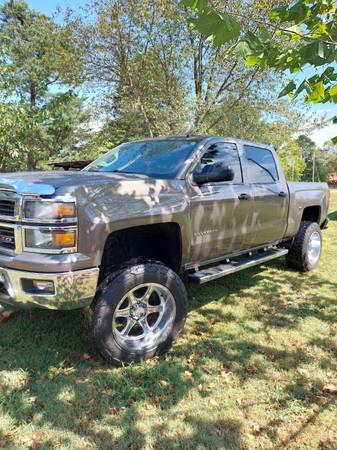 Photo Big beautiful lifted truck 2014 chevy $22,800