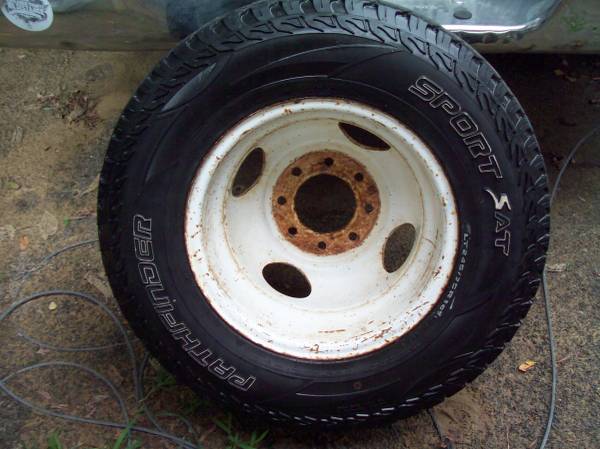 Photo CHEVYGMC 1 TON DUALLY WHEEL AND TIRE $100