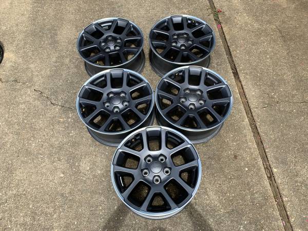 Photo JEEP WRANGLER OR GLADIATOR 18 FACTORY WHEELS $250