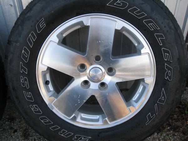 jeep-wrangler-aluminum-18-inch-wheels-500-apartments-for-rent