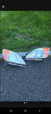 Photo 2002 - 2006 Honda CR-V Headlight Assemblies $50