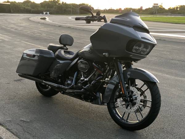Photo 2018 Harley Davidson CVO roadglide $39,500