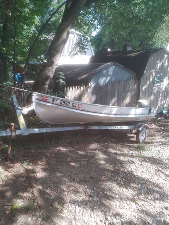 Photo Aluminum boat 6 horsepower Johnson with trailer $1,500