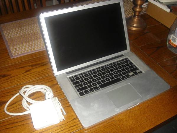 Photo Apple MacBook Pro 2009 AND AIR COUPLE OF LAPTOP $95
