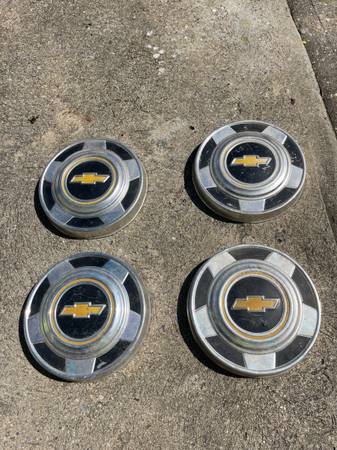 Photo Chevy dog dish hubcaps 73-87 trucks vintage 4 pcs $75