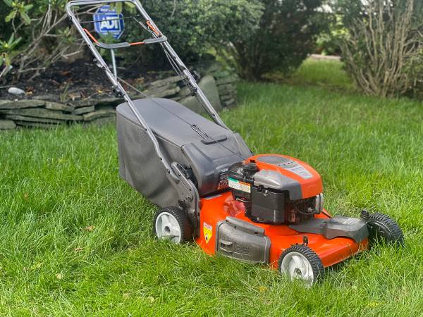 Photo Husqvarna 22 3n1 SELF PROPELLED Lawn Mower with Bag and Built In Deck $250