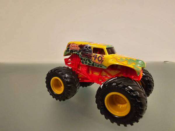 Photo Monster Jam GRAVE DIGGER 164 40th Anniversary Gold Exclusive $55
