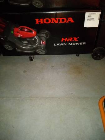 Photo NEW HONDA HRX LAWN MOWER IN THE BOX $750