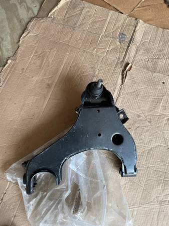 Photo Nissan Trucks lower control arms with Ball Joint (New) $100