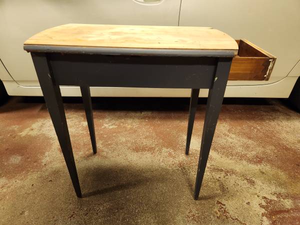 Photo Old wood table w drawer for restore $5