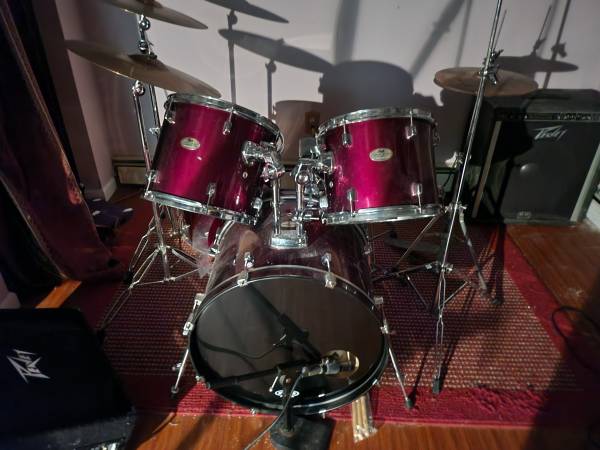 Photo Pearl drum kit $100