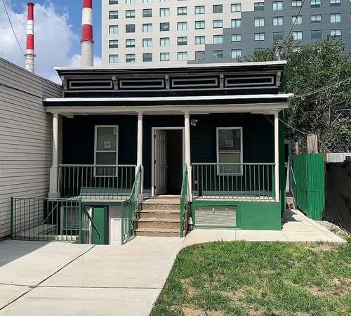 Photo RARE Detached 2-bedroom house in Long Island City $750
